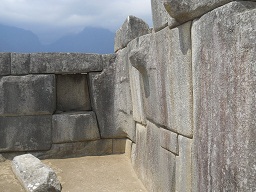Tempel zu den 3 Fenstern: Rechte Nische und rechte Seitenmauer mit Erdbebenschaden