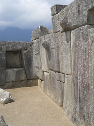 Tempel zu den 3 Fenstern: Die rechte Seitenmauer, Nahaufnahmen 1