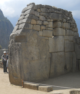Machu Picchu: Tempel zu den 3 Fenstern: Die
                    linke Mauer komplett