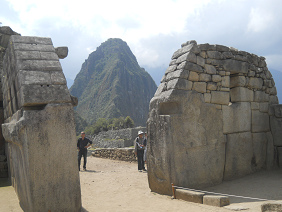 Tempel zu den 3 Fenstern: Die linke Mauer mit dem Aussichtsberg Huaynapicchu