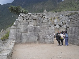 Tempel zu den 3 Fenstern: Die Rckseite der linken Mauer