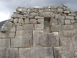 Tempel zu den 3 Fenstern: Die Rckseite
                            der linken Mauer - Detail 1