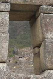 Templo de 3 vientos: muro izquierdo con la vista del exterior, vista por la ventana