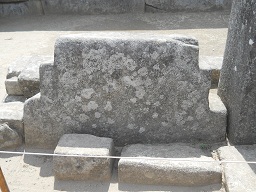 Das Symbol von
            Mutter Erde (Pacha Mama) 1, die Doppeltreppe ist aus einem
            Stck Stein
