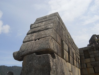 Der Haupttempel von Machu Picchu: Die linke Mauer mit dem Gigastein - 2 Lcher