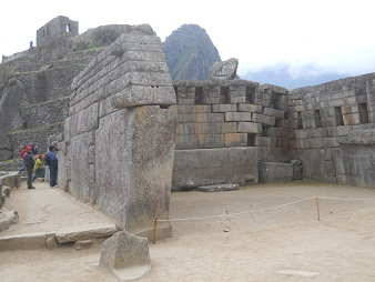Die linke Mauer des Haupttempels, die Aussenansicht mit dem Innenraum