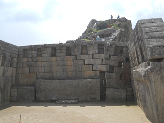 Haupttempel, der Innenraum mit der Mittelmauer und dem Opferstein