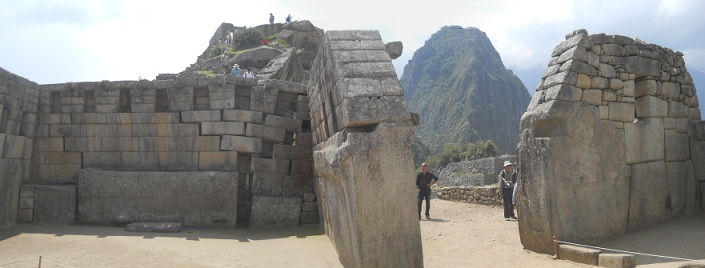 Machu Picchu: Panoramafoto des Haupttempels mit dem Hausberg Huaynapicchu und der linken Mauer des Tempels zu den 3 Fenstern