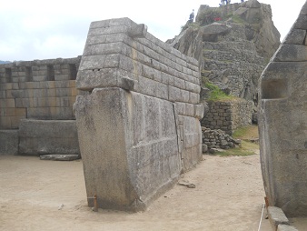 Machu Picchu: Die Aussenansicht der rechten Mauer des Haupttempels - Nahaufnahme 1