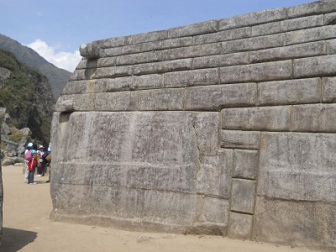 Machu Picchu: Die Aussenansicht der rechten Mauer des Haupttempels, die Gigasteine auf beiden Seiten