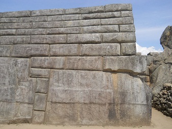 Machu Picchu: Die Aussenansicht der rechten Mauer des Haupttempels, die Gigasteine auf beiden Seiten