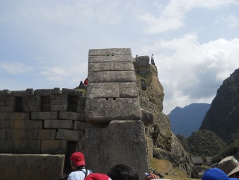 Die rechte Tempelmauer des Haupttempels mit ihren 2 Lchern
