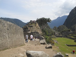 Machu Picchu: Der Gigastein mit dem Zentralplatz