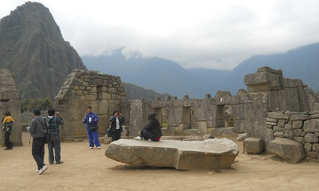 Machu Picchu: Geschnittener Gigastein auf dem Heiligen Platz des Haupttempels und des Tempels zu den 3 Fenstern (Drei-Fenster-Tempel)