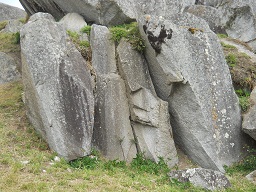 Grosser Steinbruch von Machu Picchu: Vorbereitete Steine in einer Reihe