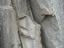 Grosser Steinbruch von Machu Picchu: Vorbereitete, geschnittene Steine in einer Reihe, Nahaufnahme
