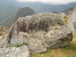 Der grosse Steinbruch von Machu Picchu: Grosser Stein mit Schnittstellen und Moosbewuchs