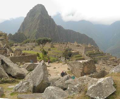 Der grosse Steinbruch von Machu Picchu mit geschnittenen Gigasteinen - mit der Sicht auf den grossen Hausberg Waynapicchu, Panoramafoto
