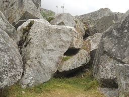 Der grosse Steinbruch von Machu Picchu: Auf einem Stein ist eine Windrose eingeritzt