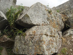 Der grosse Steinbruch von Machu Picchu: Geschnittene Steine mit rechtwinkligen Schnitten