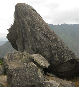 Der grosse Steinbruch von Machu Picchu: Gigastein mit gebogenen Flchen und ein Gesicht