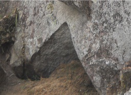 Der grosse Steinbruch von Machu Picchu: Gigastein mit rechtwinkligem Schnitt - Nahaufnahme 2