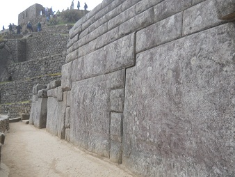 Machu Picchu, Meditationszimmer, die Mauer mit dem Eingang 1