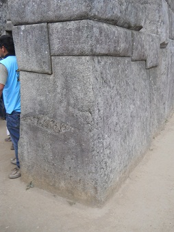 Machu Picchu: Das Meditationszimmer, der rechte Gigastein mit 32 Ecken