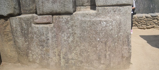 Machu Picchu, Meditationszimmer: Der Eingang von innen her gesehen - der Stein mit 32 Ecken von innen her gesehen, zusammengesetztes Foto