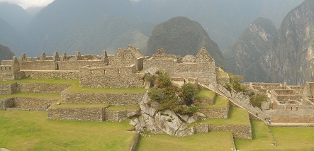 Machu Picchu: Sicht vom Meditationszimmer auf den Zentralplatz mit den Arbeitshusern und den Putucusi-Berg, Panoramafoto