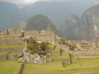 Machu Picchu: Sicht vom Meditationszimmer auf den Zentralplatz mit den Arbeitshusern und dem Putucusi-Berg