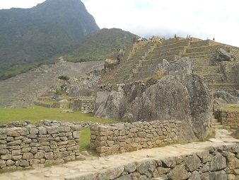 Machu Picchu: Zentralplatz mit Sonnenpyramide