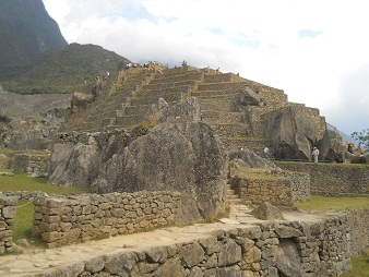 Machu Picchu: Zentralplatz mit Sonnenpyramide, Hinteransicht