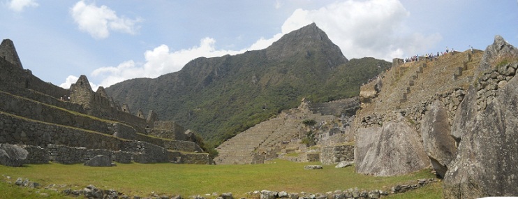 Machu Picchu: Der Zentralplatz mit den Bergen im Hintergrund, Panoramafoto