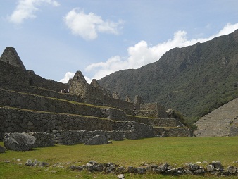 Machu Picchu: Der Zentralplatz mit den Terrassen auf der linken Seite
