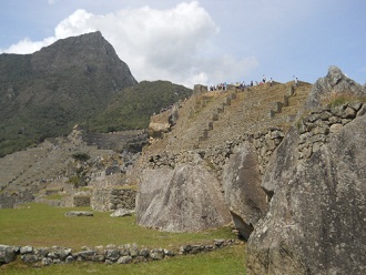 Machu Picchu: Der Zentralplatz mit dem Landwirtschaftsbereich und der Sonnenpyramide