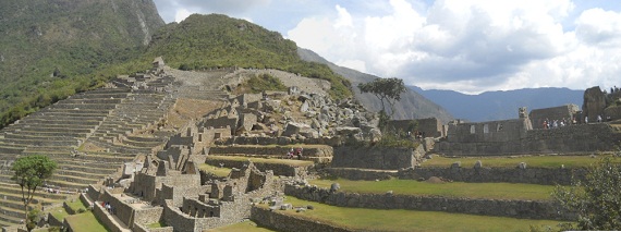 Machu Picchu: Sicht vom Zentralplatz auf den Landwirtschaftsbereich, auf den Steinbruch und auf die beiden Tempel, Panoramafoto