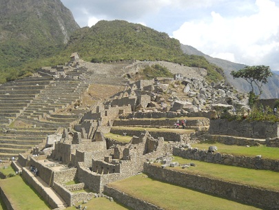 Machu Picchu: Sicht vom Zentralplatz auf den Landwirtschaftsbereich und den Steinbruch 2