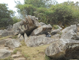 Machu Picchu, Weiler mit dem heiligen Stein, Steinbruch mit geschnittenen Gigasteinen 2