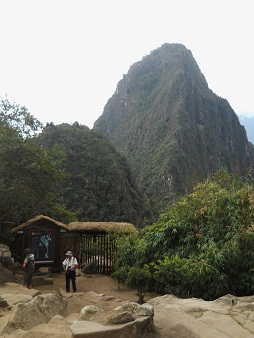 Der Eingang zum Wanderweg auf den Hausberg Huaynapicchu 1