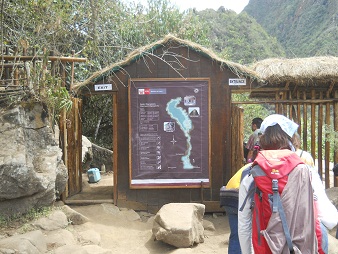 Machu Picchu: Zone der Hausberge Huchuypicchu
                    und Huaynapicchu, das Kontrollhuschen beim
                    Eingangsbereich mit der Karte