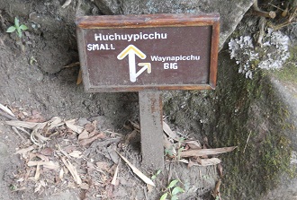 Spaziergang und Wegweiser: Die Teilung des
                    Weges links zum kleinen Hausberg Huchuypicchu und
                    zum grossen Hausberg Huaynapicchu (Waynapicchu),
                    Nahaufnahme