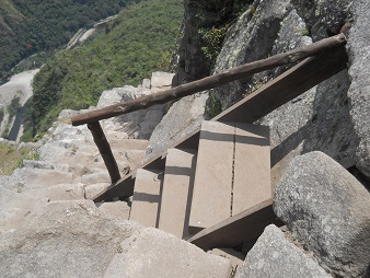 Abstieg von Huaynapicchu: Holztreppe