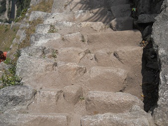 unregelmssige Treppe, 500 Jahre Erdbeben und
                    Regen haben "gearbeitet"