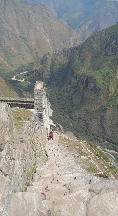 Abstieg von Huaynapicchu: Steile,
                            unregelmssige Treppe mit Panoramasicht