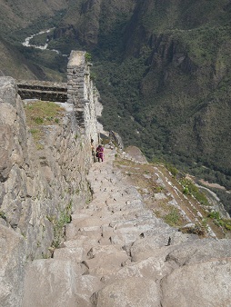 Abstieg von Huaynapicchu: Steile,
                            unregelmssige Treppe mit Panoramasicht 01