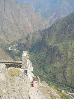 Abstieg von Huaynapicchu: Steile,
                            unregelmssige Treppe mit Panoramasicht 02