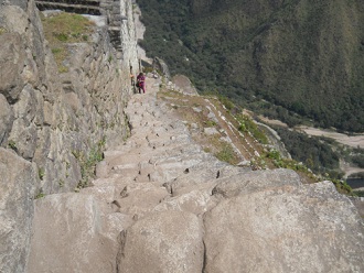 Abstieg von Huaynapicchu: Steile,
                    unregelmssige Treppe, Nahaufnahme 1