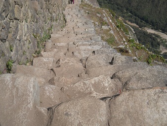 Abstieg von Huaynapicchu: Steile,
                    unregelmssige Treppe, Nahaufnahme 2