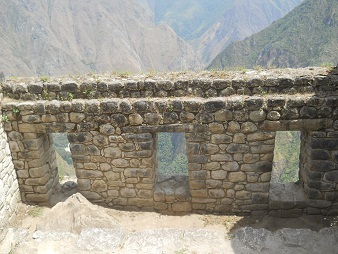 Rckkehr vom Gipfel von Huaynapicchu: Die drei
                    Fenster zum Tal hin - hnlich wie beim Tempel zu den
                    3 Fenstern